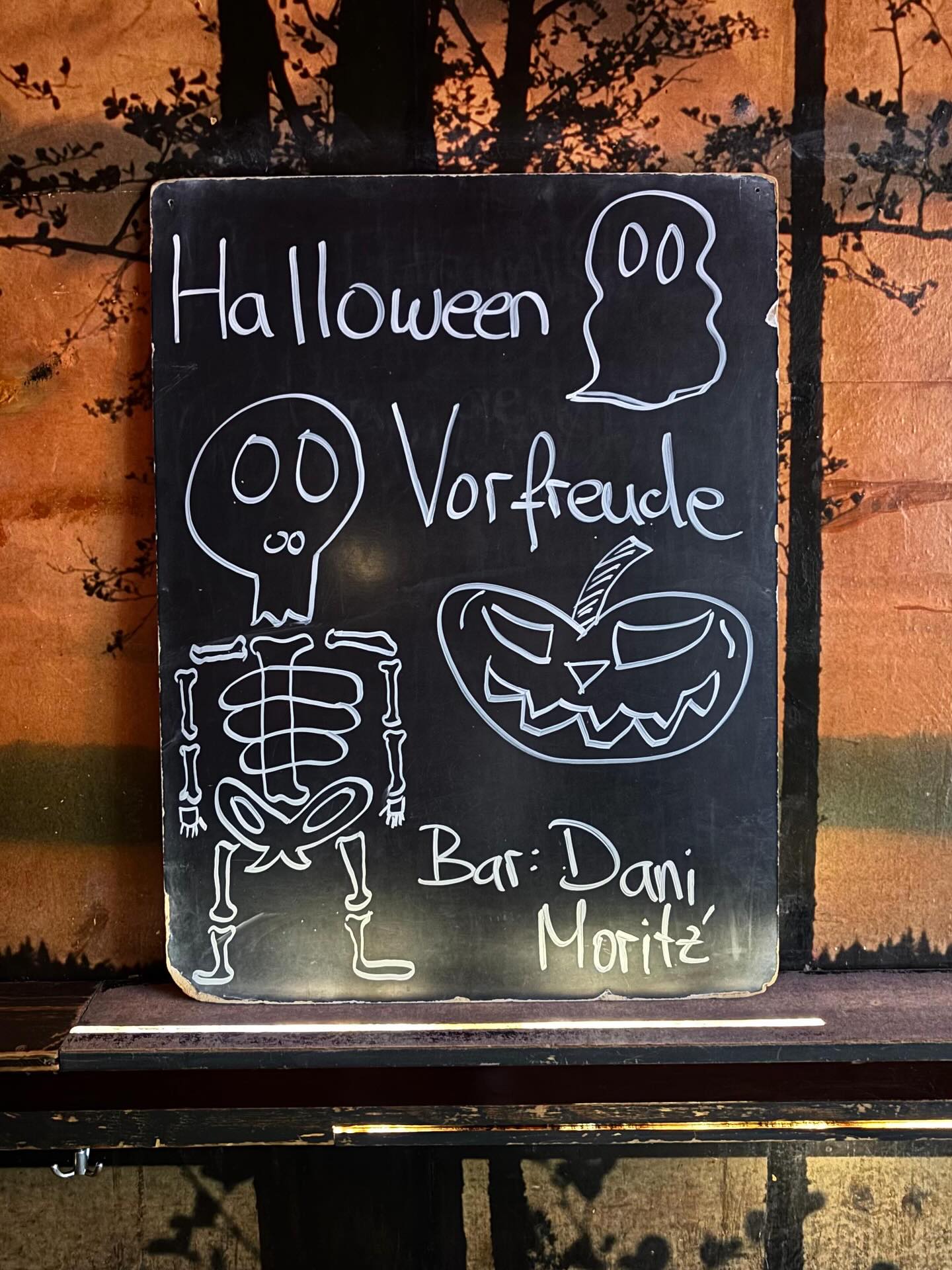 bald ist es soweit👻#ausgehen #ausgeheninmünchen #valentinstüberl #münchen #kommwirgeheninsstüberl #drinks #bier #wein #schnaps #kommwirgehninsstüberl #afterwork #herrlich #blödsinn #sprüche #spruchdestages