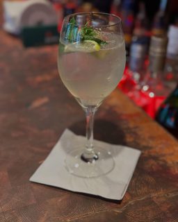 #hugo#ausgehen #ausgeheninmünchen #valentinstüberl #münchen #kommwirgeheninsstüberl #drinks #bier #wein #schnaps #kommwirgehninsstüberl #afterwork #herrlich #blödsinn #sprüche #spruchdestages